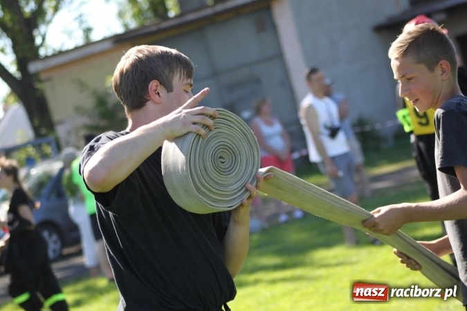 Zdjęcie w galerii na portalu naszraciborz.pl: Strażacy z Borucina mistrzami gminy Krzanowice w zawodach sportowo-pożarniczych. Trzy puchary dla Pietraszyna  wiadomości z regionu