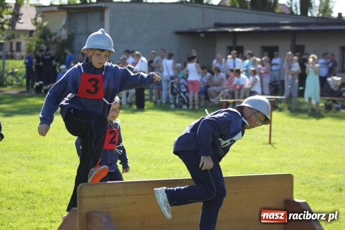 Zdjęcie w galerii na portalu naszraciborz.pl: Strażacy z Borucina mistrzami gminy Krzanowice w zawodach sportowo-pożarniczych. Trzy puchary dla Pietraszyna  wiadomości z regionu
