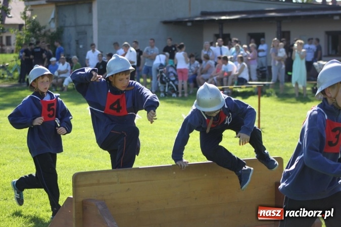Zdjęcie w galerii na portalu naszraciborz.pl: Strażacy z Borucina mistrzami gminy Krzanowice w zawodach sportowo-pożarniczych. Trzy puchary dla Pietraszyna  wiadomości z regionu
