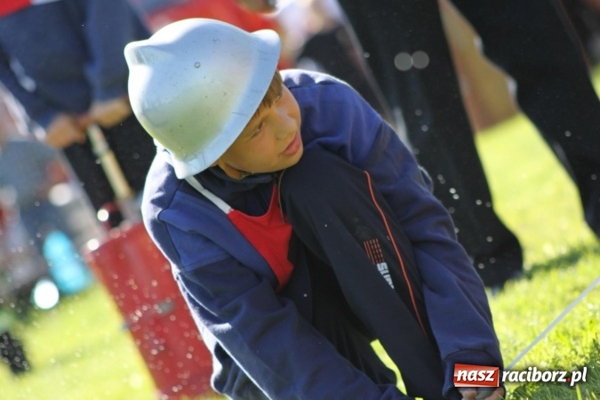 Zdjęcie w galerii na portalu naszraciborz.pl: Strażacy z Borucina mistrzami gminy Krzanowice w zawodach sportowo-pożarniczych. Trzy puchary dla Pietraszyna  wiadomości z regionu