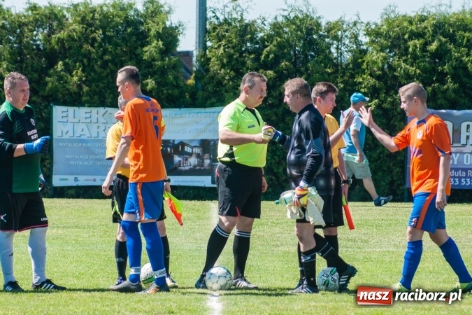 Zdjęcie w galerii na portalu naszraciborz.pl: Emocjonujący pojedynek w Markowicach. Gospodarze lepsi od Grzegorzowic wiadomości z regionu