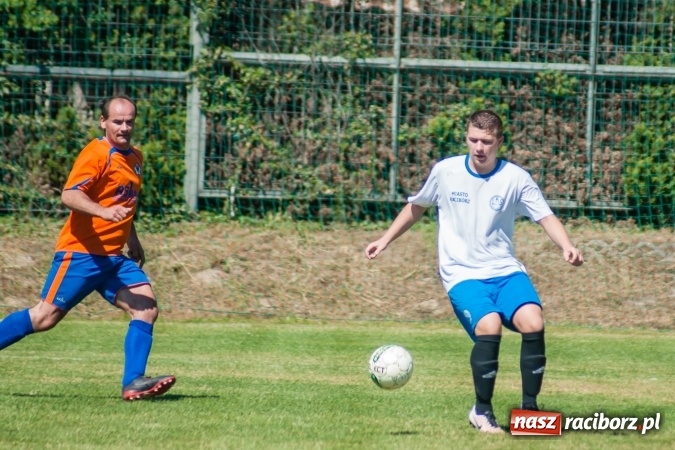 Zdjęcie w galerii na portalu naszraciborz.pl: Emocjonujący pojedynek w Markowicach. Gospodarze lepsi od Grzegorzowic wiadomości z regionu