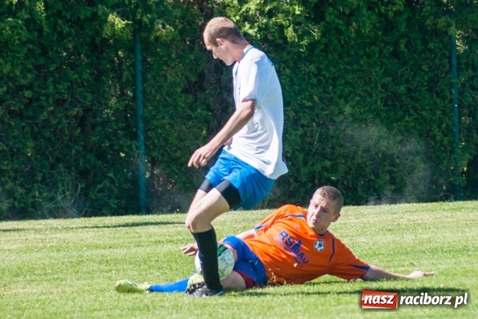 Zdjęcie w galerii na portalu naszraciborz.pl: Emocjonujący pojedynek w Markowicach. Gospodarze lepsi od Grzegorzowic wiadomości z regionu