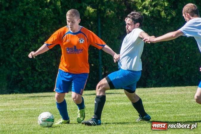 Zdjęcie w galerii na portalu naszraciborz.pl: Emocjonujący pojedynek w Markowicach. Gospodarze lepsi od Grzegorzowic wiadomości z regionu