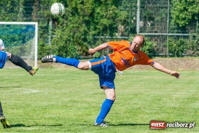 Zdjęcie w galerii na portalu naszraciborz.pl: Emocjonujący pojedynek w Markowicach. Gospodarze lepsi od Grzegorzowic wiadomości z regionu