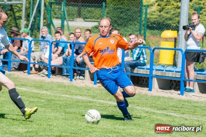 Zdjęcie w galerii na portalu naszraciborz.pl: Emocjonujący pojedynek w Markowicach. Gospodarze lepsi od Grzegorzowic wiadomości z regionu