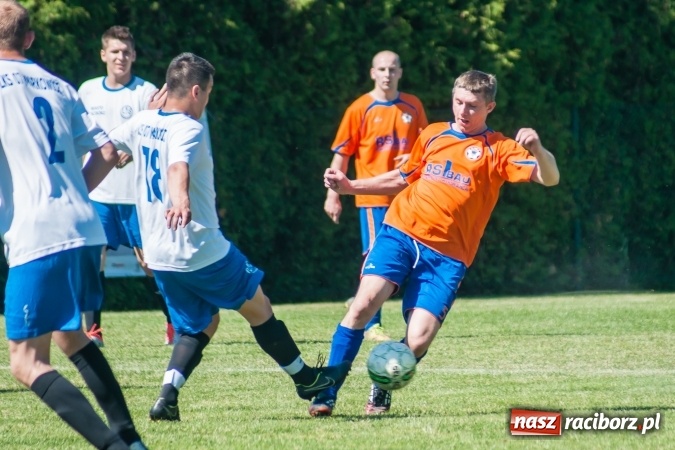 Zdjęcie w galerii na portalu naszraciborz.pl: Emocjonujący pojedynek w Markowicach. Gospodarze lepsi od Grzegorzowic wiadomości z regionu