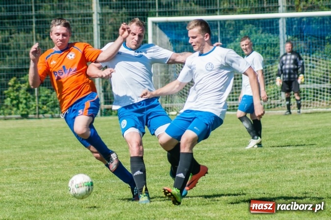 Zdjęcie w galerii na portalu naszraciborz.pl: Emocjonujący pojedynek w Markowicach. Gospodarze lepsi od Grzegorzowic wiadomości z regionu