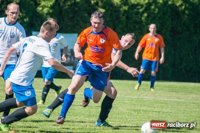 Zdjęcie w galerii na portalu naszraciborz.pl: Emocjonujący pojedynek w Markowicach. Gospodarze lepsi od Grzegorzowic wiadomości z regionu