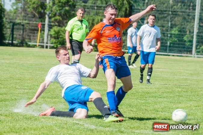 Zdjęcie w galerii na portalu naszraciborz.pl: Emocjonujący pojedynek w Markowicach. Gospodarze lepsi od Grzegorzowic wiadomości z regionu