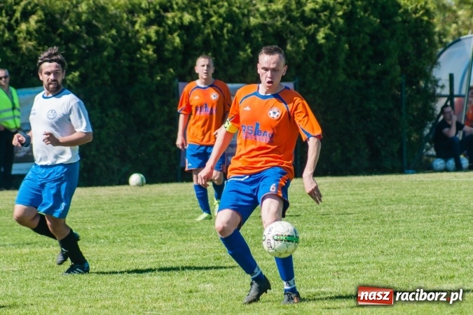 Zdjęcie w galerii na portalu naszraciborz.pl: Emocjonujący pojedynek w Markowicach. Gospodarze lepsi od Grzegorzowic wiadomości z regionu