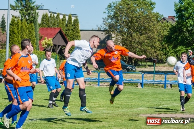 Zdjęcie w galerii na portalu naszraciborz.pl: Emocjonujący pojedynek w Markowicach. Gospodarze lepsi od Grzegorzowic wiadomości z regionu