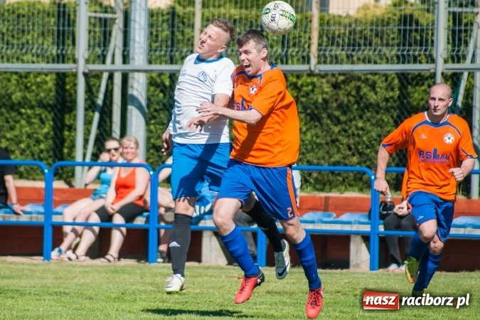 Zdjęcie w galerii na portalu naszraciborz.pl: Emocjonujący pojedynek w Markowicach. Gospodarze lepsi od Grzegorzowic wiadomości z regionu