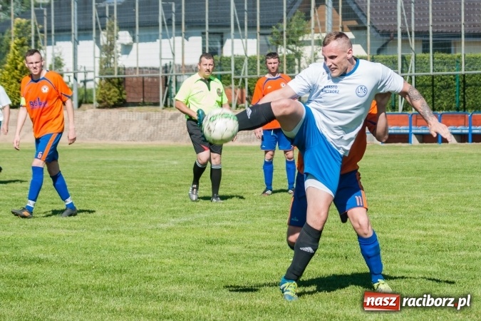 Zdjęcie w galerii na portalu naszraciborz.pl: Emocjonujący pojedynek w Markowicach. Gospodarze lepsi od Grzegorzowic wiadomości z regionu