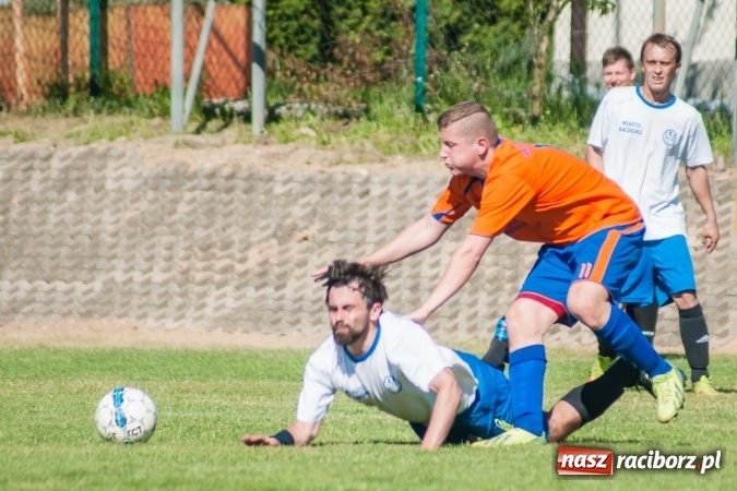 Zdjęcie w galerii na portalu naszraciborz.pl: Emocjonujący pojedynek w Markowicach. Gospodarze lepsi od Grzegorzowic wiadomości z regionu