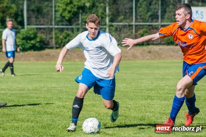 Zdjęcie w galerii na portalu naszraciborz.pl: Emocjonujący pojedynek w Markowicach. Gospodarze lepsi od Grzegorzowic wiadomości z regionu