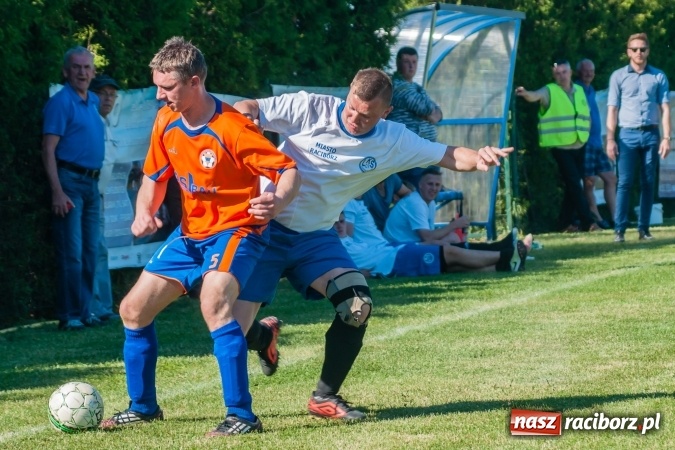 Zdjęcie w galerii na portalu naszraciborz.pl: Emocjonujący pojedynek w Markowicach. Gospodarze lepsi od Grzegorzowic wiadomości z regionu