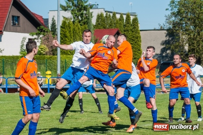 Zdjęcie w galerii na portalu naszraciborz.pl: Emocjonujący pojedynek w Markowicach. Gospodarze lepsi od Grzegorzowic wiadomości z regionu