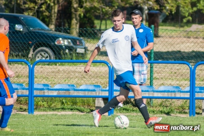 Zdjęcie w galerii na portalu naszraciborz.pl: Emocjonujący pojedynek w Markowicach. Gospodarze lepsi od Grzegorzowic wiadomości z regionu