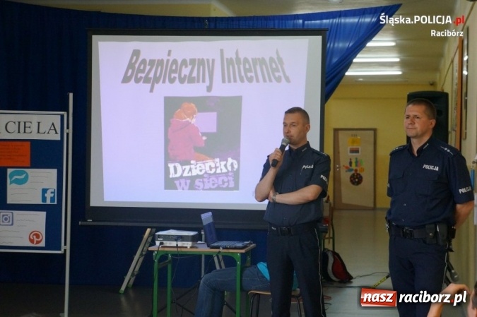 Zdjęcie w galerii na portalu naszraciborz.pl: Dzielnicowy odwiedził uczniów szkół w Tworkowie i Krzyżanowicach wiadomości z regionu