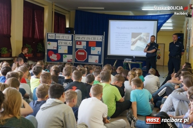 Zdjęcie w galerii na portalu naszraciborz.pl: Dzielnicowy odwiedził uczniów szkół w Tworkowie i Krzyżanowicach wiadomości z regionu