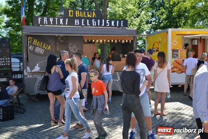 Zdjęcie w galerii na portalu naszraciborz.pl: Zlot Food Trucków na zamku za nami wiadomości z regionu