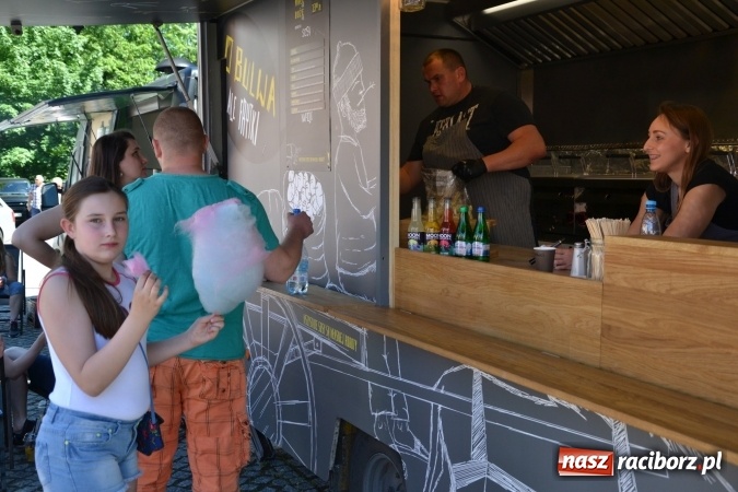 Zdjęcie w galerii na portalu naszraciborz.pl: Zlot Food Trucków na zamku za nami wiadomości z regionu