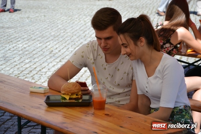 Zdjęcie w galerii na portalu naszraciborz.pl: Zlot Food Trucków na zamku za nami wiadomości z regionu