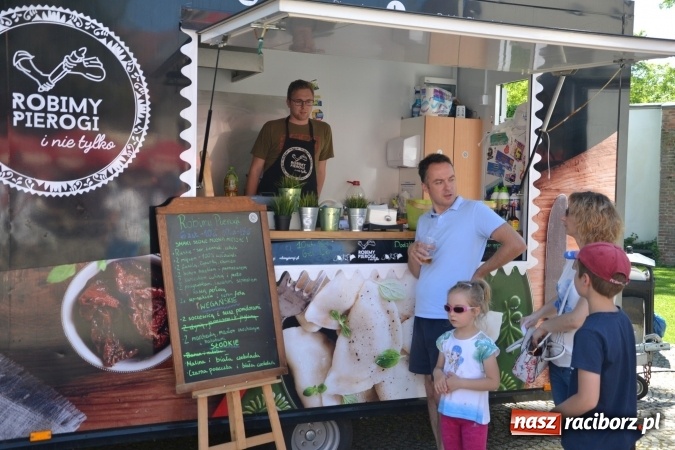 Zdjęcie w galerii na portalu naszraciborz.pl: Zlot Food Trucków na zamku za nami wiadomości z regionu