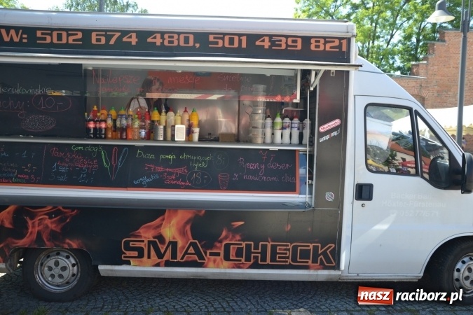 Zdjęcie w galerii na portalu naszraciborz.pl: Zlot Food Trucków na zamku za nami wiadomości z regionu
