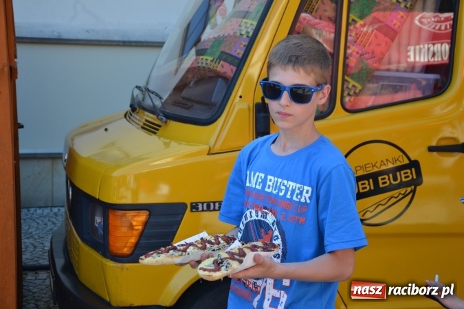 Zdjęcie w galerii na portalu naszraciborz.pl: Zlot Food Trucków na zamku za nami wiadomości z regionu