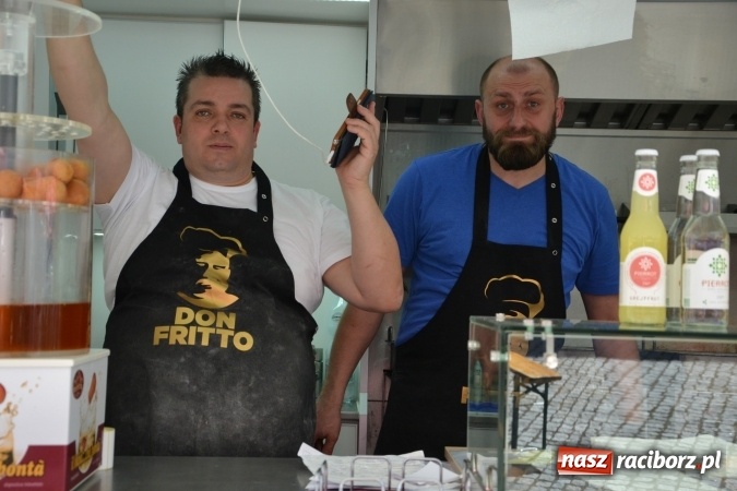 Zdjęcie w galerii na portalu naszraciborz.pl: Zlot Food Trucków na zamku za nami wiadomości z regionu