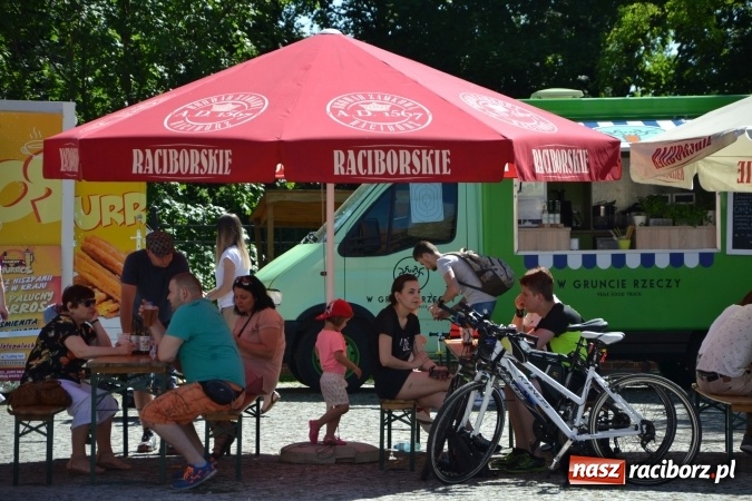 Zdjęcie w galerii na portalu naszraciborz.pl: Zlot Food Trucków na zamku za nami wiadomości z regionu