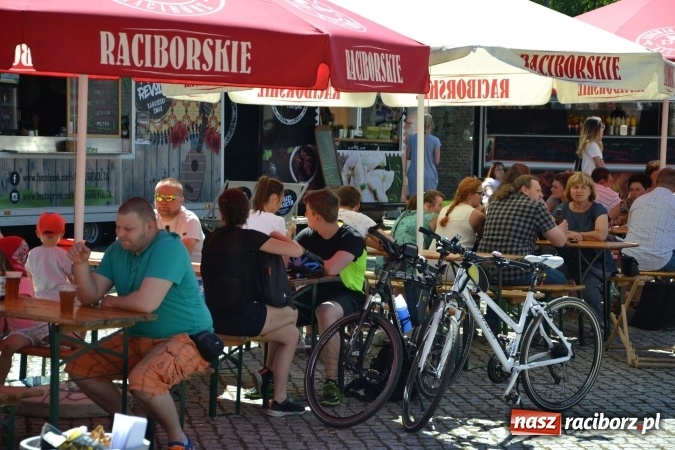 Zdjęcie w galerii na portalu naszraciborz.pl: Zlot Food Trucków na zamku za nami wiadomości z regionu