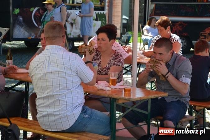 Zdjęcie w galerii na portalu naszraciborz.pl: Zlot Food Trucków na zamku za nami wiadomości z regionu