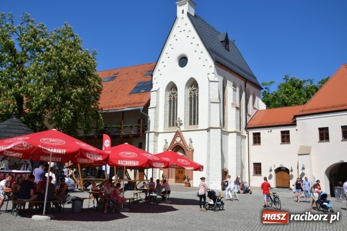 Zdjęcie w galerii na portalu naszraciborz.pl: Zlot Food Trucków na zamku za nami wiadomości z regionu
