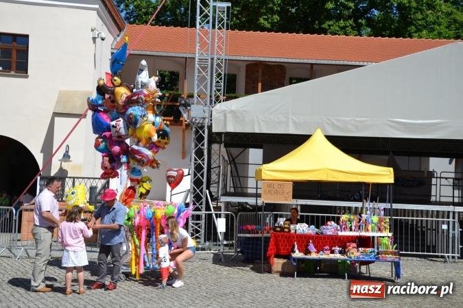 Zdjęcie w galerii na portalu naszraciborz.pl: Zlot Food Trucków na zamku za nami wiadomości z regionu