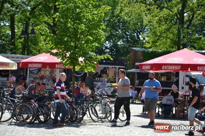 Zdjęcie w galerii na portalu naszraciborz.pl: Zlot Food Trucków na zamku za nami wiadomości z regionu