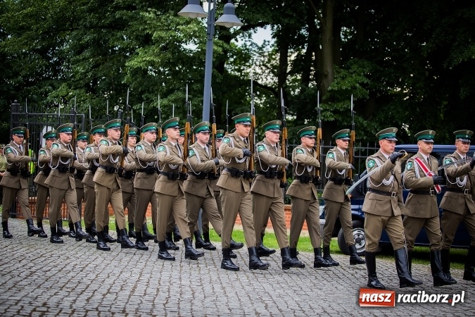 Zdjęcie w galerii na portalu naszraciborz.pl: XXVI rocznica powstania Straży Granicznej. Śląski Oddział z Raciborza ma nowy sztandar wiadomości z regionu