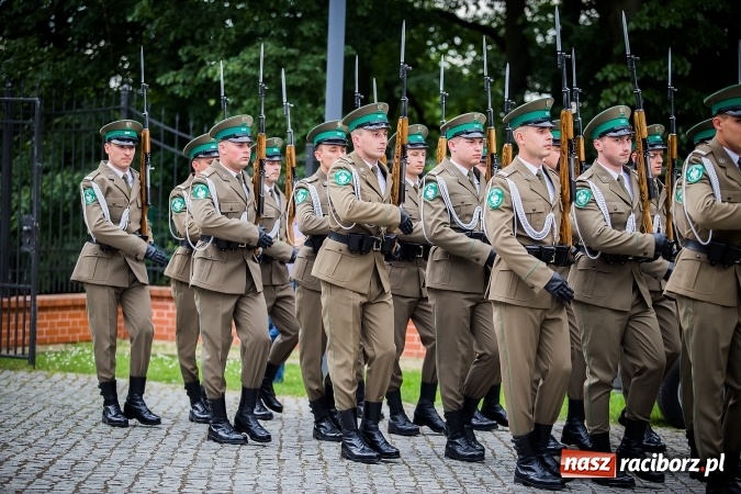 Zdjęcie w galerii na portalu naszraciborz.pl: XXVI rocznica powstania Straży Granicznej. Śląski Oddział z Raciborza ma nowy sztandar wiadomości z regionu