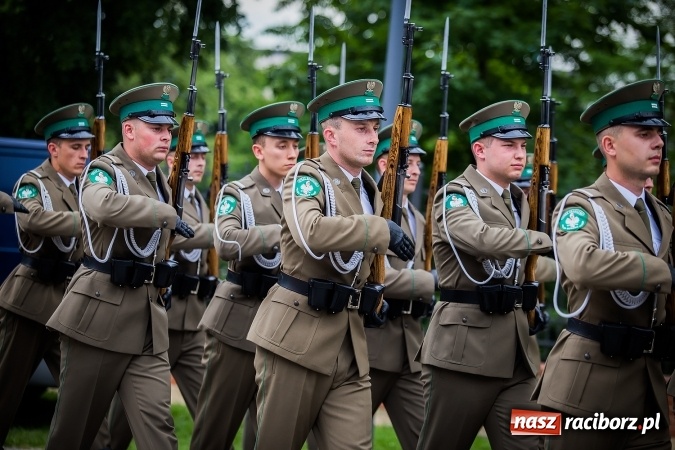 Zdjęcie w galerii na portalu naszraciborz.pl: XXVI rocznica powstania Straży Granicznej. Śląski Oddział z Raciborza ma nowy sztandar wiadomości z regionu