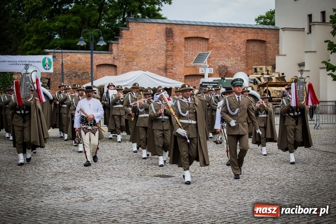 Zdjęcie w galerii na portalu naszraciborz.pl: XXVI rocznica powstania Straży Granicznej. Śląski Oddział z Raciborza ma nowy sztandar wiadomości z regionu