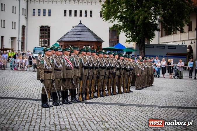Zdjęcie w galerii na portalu naszraciborz.pl: XXVI rocznica powstania Straży Granicznej. Śląski Oddział z Raciborza ma nowy sztandar wiadomości z regionu