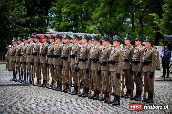 Zdjęcie w galerii na portalu naszraciborz.pl: XXVI rocznica powstania Straży Granicznej. Śląski Oddział z Raciborza ma nowy sztandar wiadomości z regionu