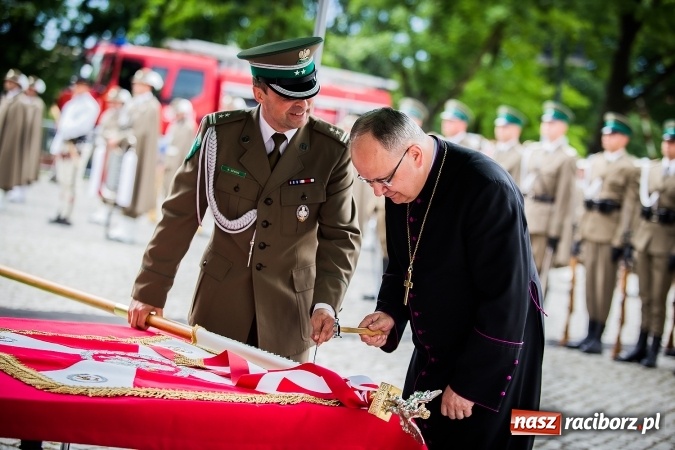 Zdjęcie w galerii na portalu naszraciborz.pl: XXVI rocznica powstania Straży Granicznej. Śląski Oddział z Raciborza ma nowy sztandar wiadomości z regionu