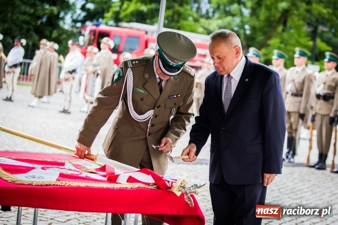 Zdjęcie w galerii na portalu naszraciborz.pl: XXVI rocznica powstania Straży Granicznej. Śląski Oddział z Raciborza ma nowy sztandar wiadomości z regionu