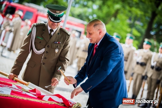 Zdjęcie w galerii na portalu naszraciborz.pl: XXVI rocznica powstania Straży Granicznej. Śląski Oddział z Raciborza ma nowy sztandar wiadomości z regionu