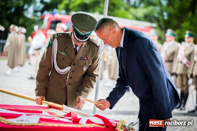Zdjęcie w galerii na portalu naszraciborz.pl: XXVI rocznica powstania Straży Granicznej. Śląski Oddział z Raciborza ma nowy sztandar wiadomości z regionu