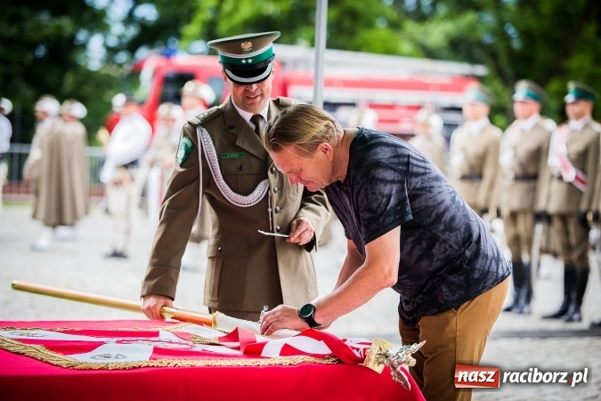 Zdjęcie w galerii na portalu naszraciborz.pl: XXVI rocznica powstania Straży Granicznej. Śląski Oddział z Raciborza ma nowy sztandar wiadomości z regionu