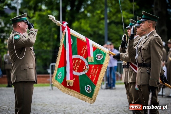 Zdjęcie w galerii na portalu naszraciborz.pl: XXVI rocznica powstania Straży Granicznej. Śląski Oddział z Raciborza ma nowy sztandar wiadomości z regionu